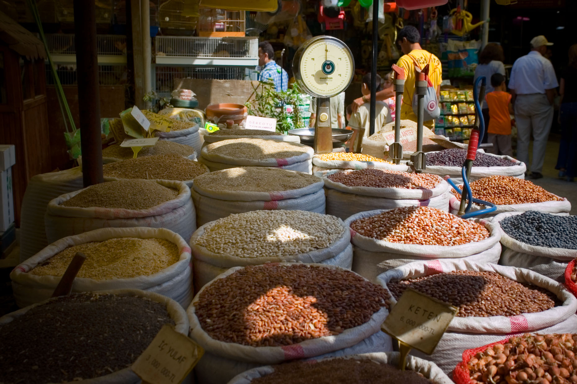 Image of spice baskets in Grand Bizarre in Istanbul Turkey. 