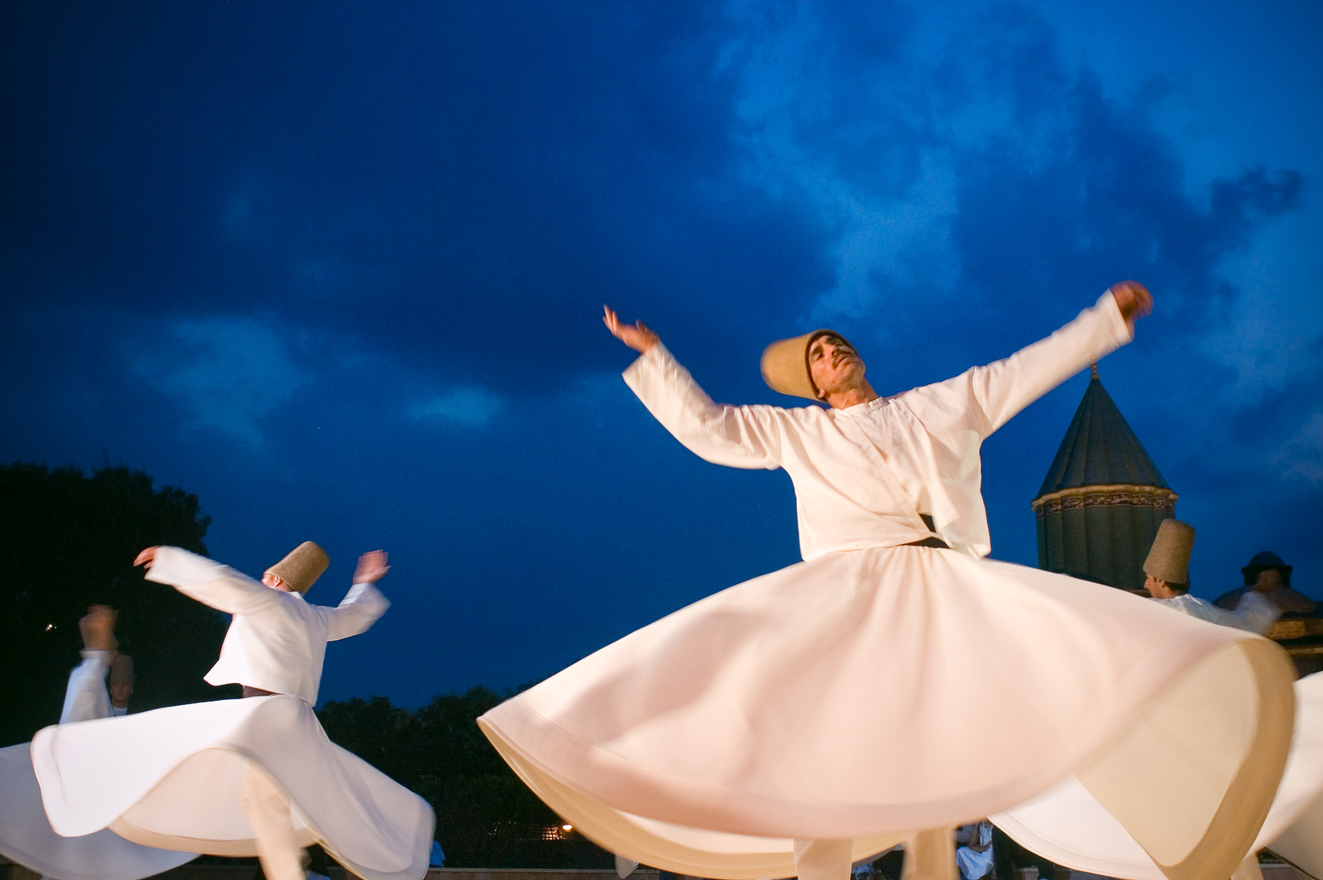 Dancing dervish. Танец суфийских дервишей. Турция танец дервишей. Танец суфиев дервишей. Турция танец кружения.